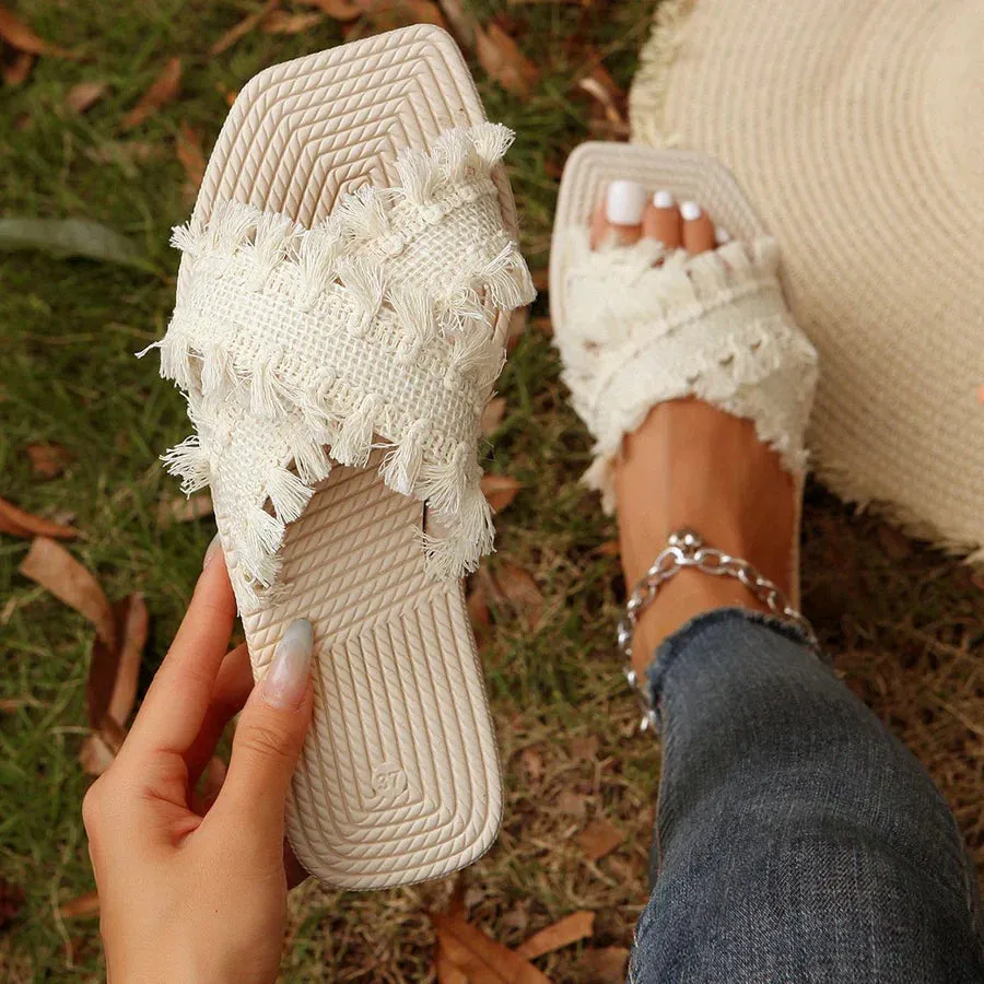 Chic sandals with crossed straps and padded sole for women