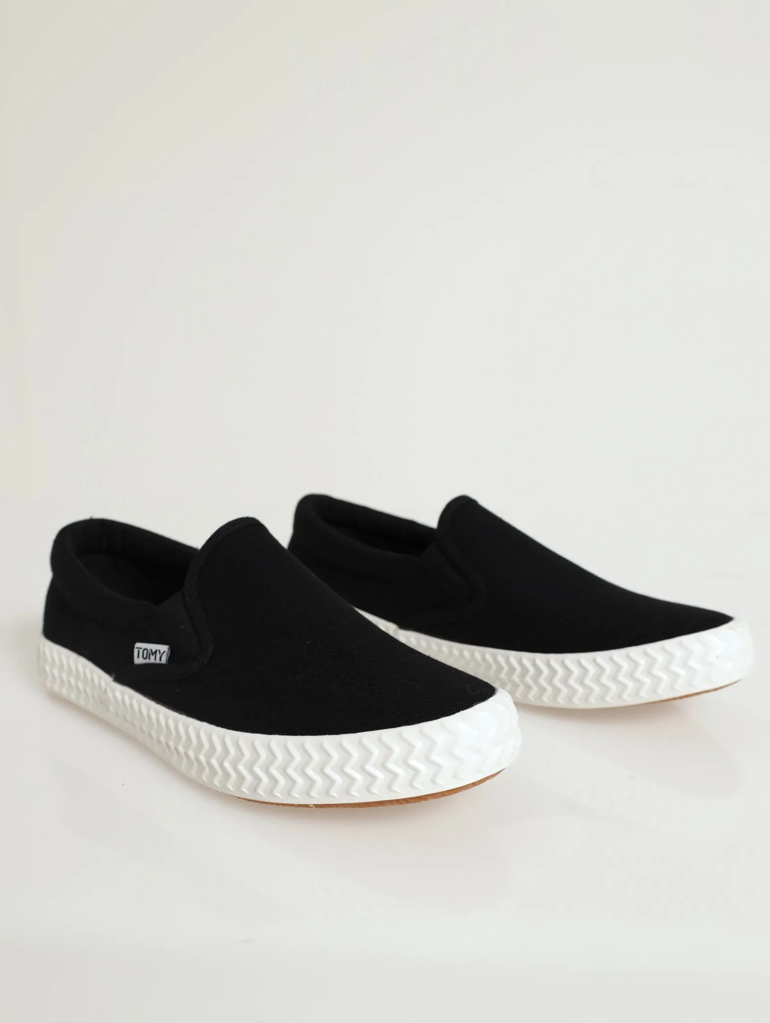 Low Cut Elasic Gussed Canvas Push In Sandal - Black