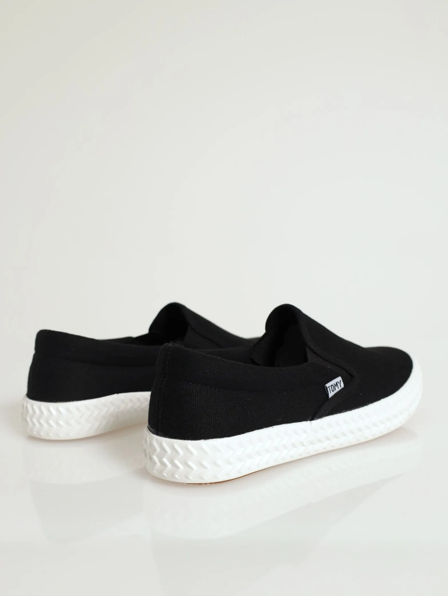 Low Cut Elasic Gussed Canvas Push In Sandal - Black