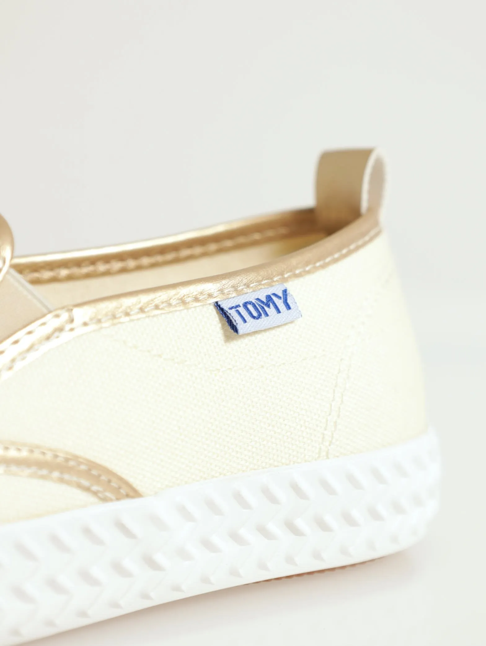 Low Cut Elastic Gussed Canvas Push In Sneaker - Beige