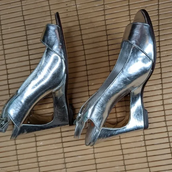 Michael Kors women's sz 6M silver leather slingback 4&quot; heel sandals. TUpm