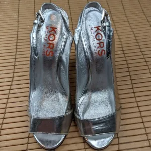 Michael Kors women's sz 6M silver leather slingback 4&quot; heel sandals. TUpm
